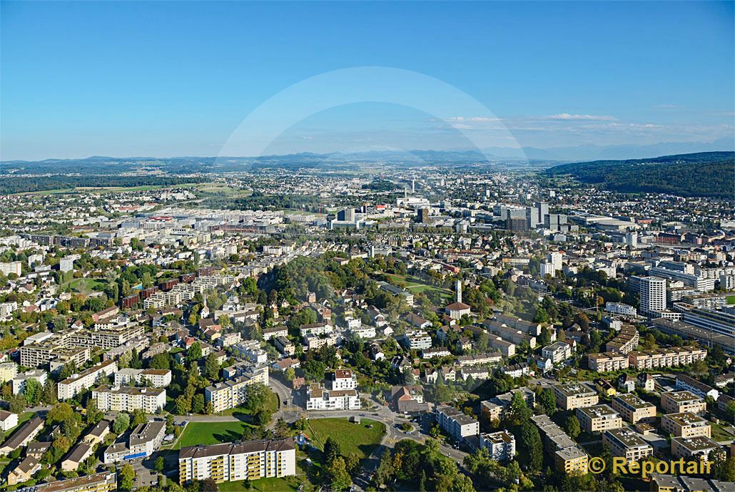 Foto: Zürich - Seebach mit Blick Richtung Osten. (Luftaufnahme von Niklaus Wächter)