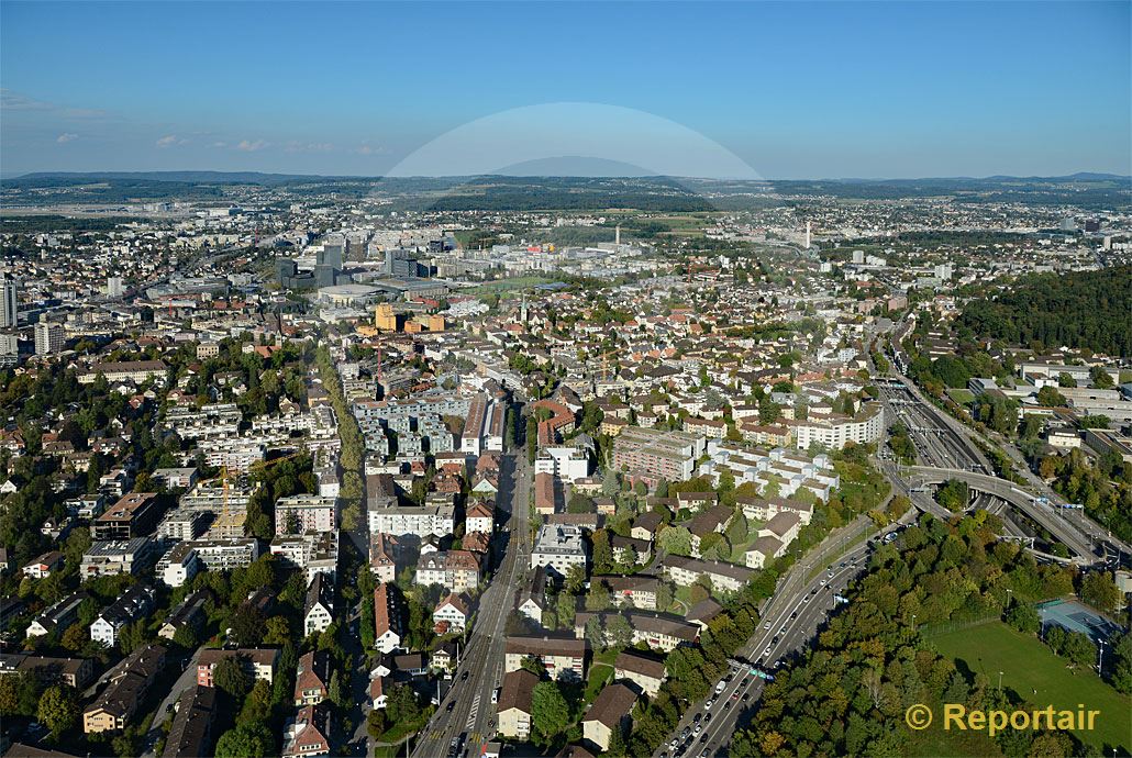 Foto: Zürich - Oerlikon mit Blick Richtung Züspa-Hallen und Flughafen. (Luftaufnahme von Niklaus Wächter)