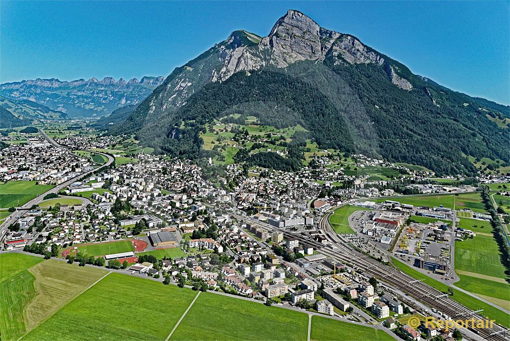 Foto: Der Verkehrsknotenpunkt Sargans SG vor dem 1830 Meter hohen Gonzen. (Luftaufnahme von Niklaus Wächter)