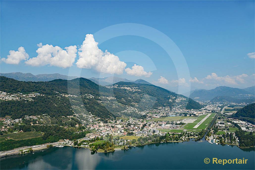 Foto: Agno TI am Lago di Lugano und sein Flugplatz. (Luftaufnahme von Niklaus Wächter)