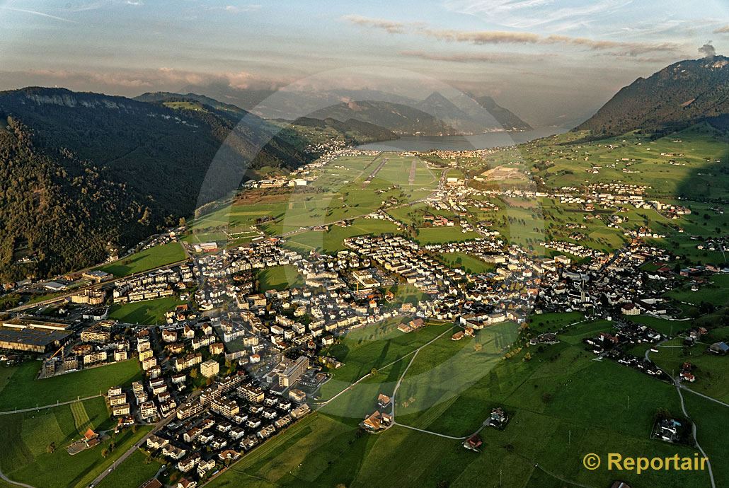 Foto: Stans NW ist der Hauptort von Nidwalden. Im Hintergrund die Pilatuswerke und die Flugpisten. (Luftaufnahme von Niklaus Wächter)
