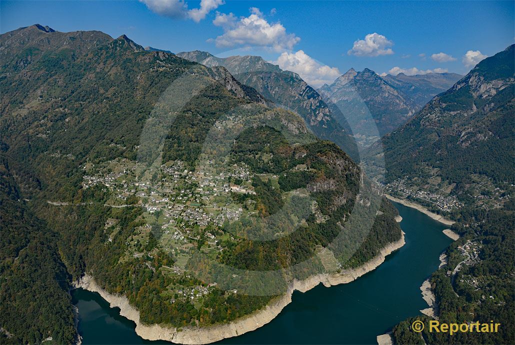 Foto: An einem steilen Berghang über dem Lago die Vogorno liegt Mergoscia TI. (Luftaufnahme von Niklaus Wächter)