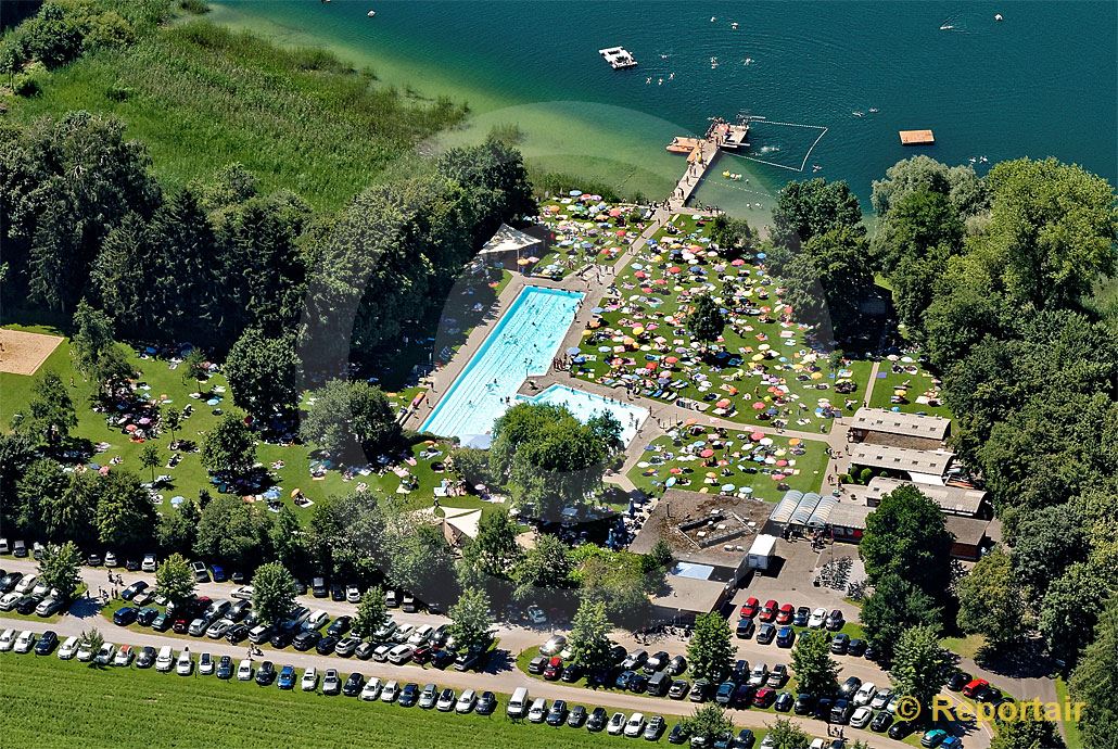 Foto: Heisser Tag im Strandbad Pfäffikon ZH. (Luftaufnahme von Niklaus Wächter)