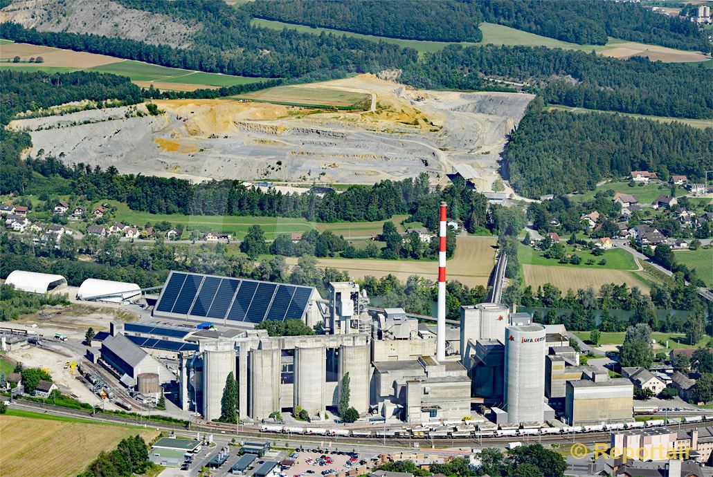 Foto: Ursache und Wirkung Jura Zement in Wildegg AG. (Luftaufnahme von Niklaus Wächter)
