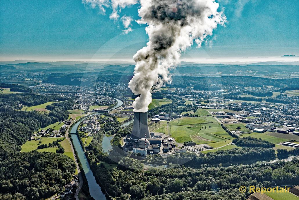 Foto: Bei der Atomkraft sehen viele Menschen schwarz. Im Bild das Atomkraftwerk Gösgen AG. (Luftaufnahme von Niklaus Wächter)