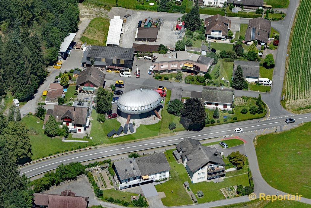 Foto: Das Ei-Familienhaus von Sins AG. (Luftaufnahme von Niklaus Wächter)