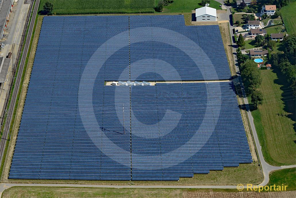 Foto: Solarzellenfeld in Payerne VD. (Luftaufnahme von Niklaus Wächter)