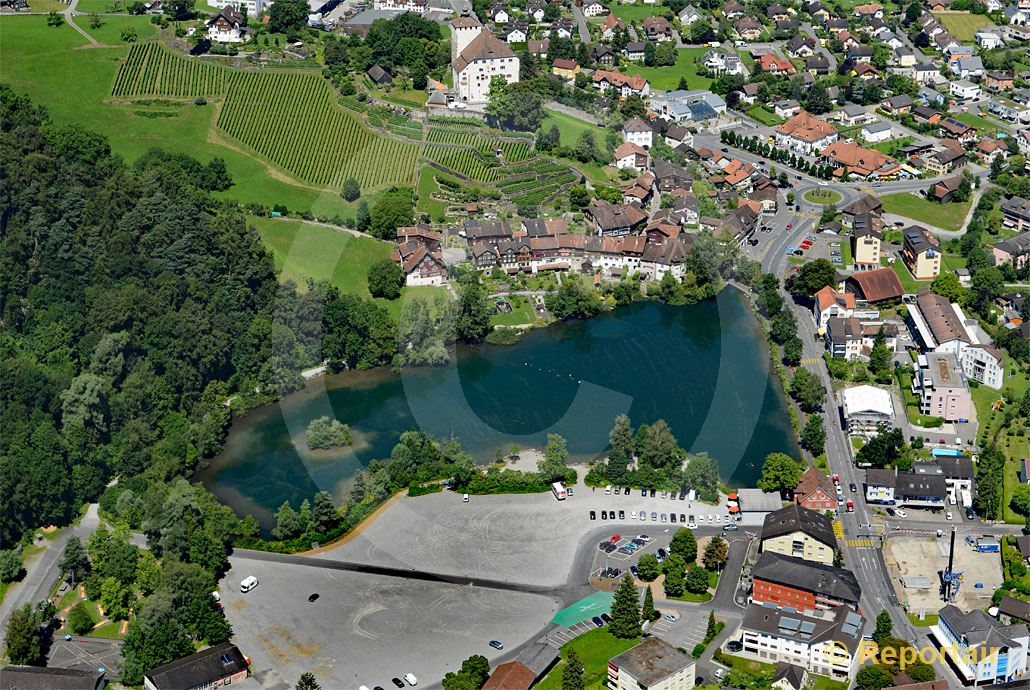 Foto: Das Schloss Werdenberg mit gleichnamigem See in Buchs SG. (Luftaufnahme von Niklaus Wächter)