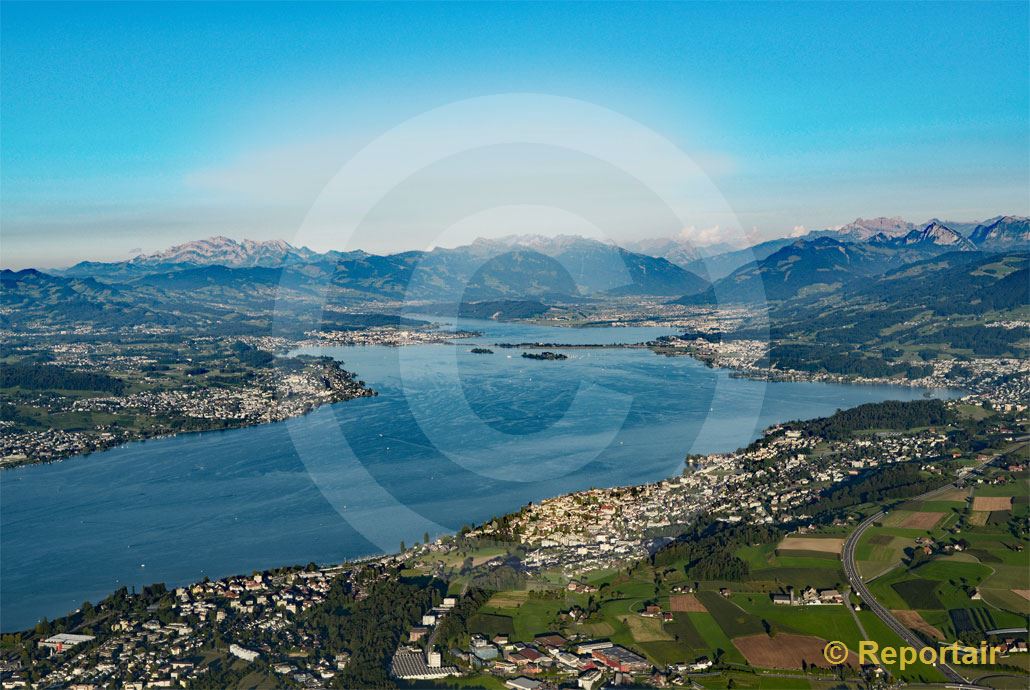 Foto: Der Zürichsee mit Wädenswil im Vordergrund. (Luftaufnahme von Niklaus Wächter)