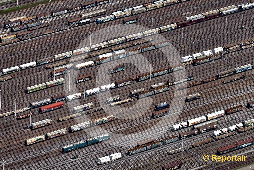 Foto: Der Rangierbahnhof Limmattal bei Spreitenbach ZH zählt zu den grössten Europas. (Luftaufnahme von Niklaus Wächter)