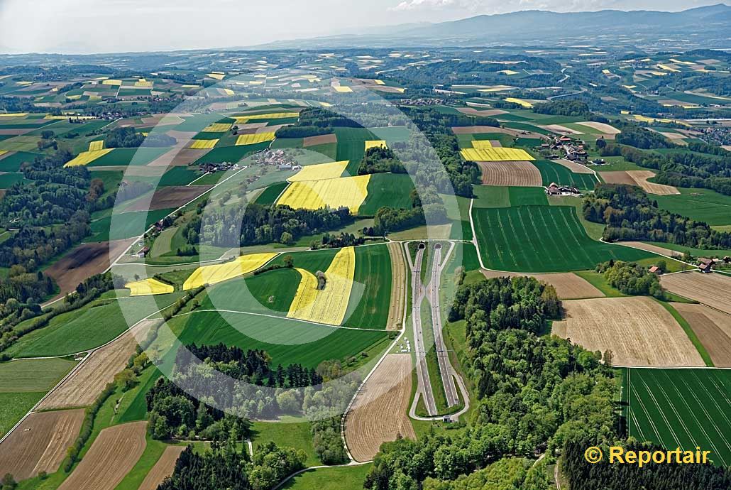 Foto: Ein bisschen Strasse muss sein Die Autobahn A1 bei La Vounaise FR . (Luftaufnahme von Niklaus Wächter)