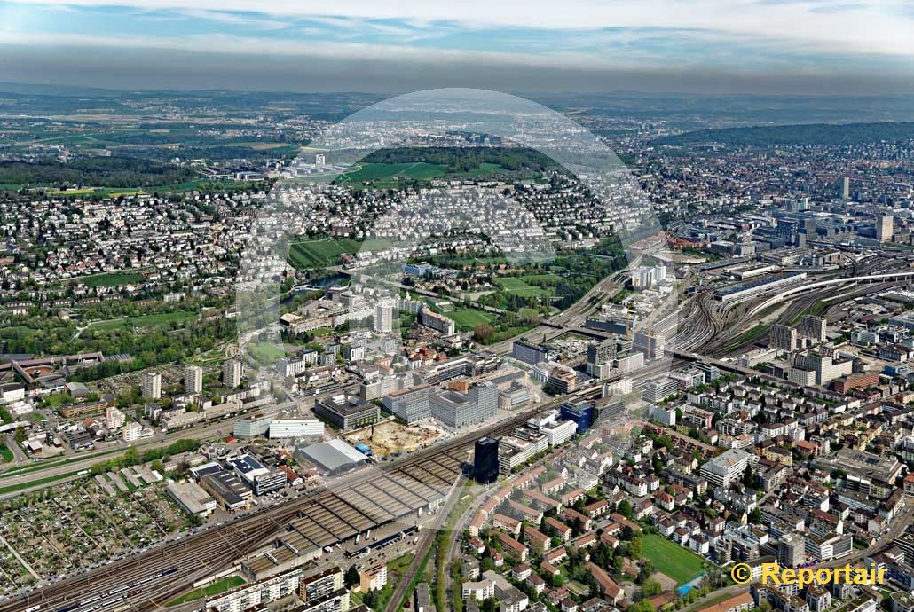 Foto: Altstetten ZH westlich von Zürich ist schon seit Jahrzehnten ein Quartier der Stadt Zürich und von den Geleisesträngen des nahen Hauptbahnhofs geprägt. (Luftaufnahme von Niklaus Wächter)