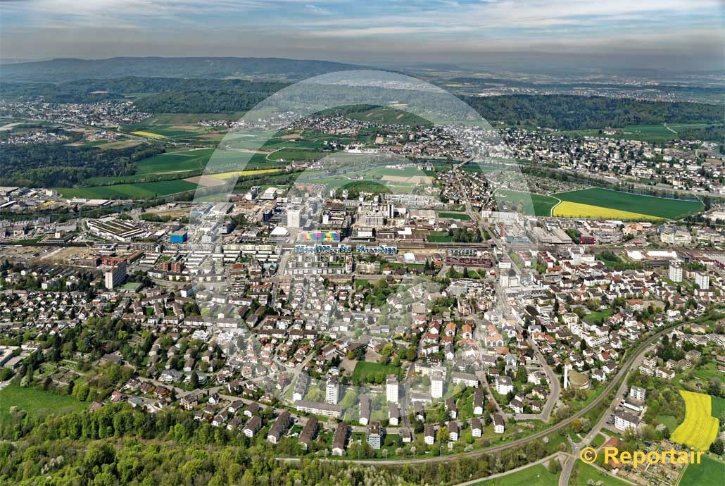Foto: Schlieren ZH  ist eine Stadt mit mehr als 14000 Bewohnern und politische Gemeinde im Bezirk Dietikon des Kantons Zürich. (Luftaufnahme von Niklaus Wächter)