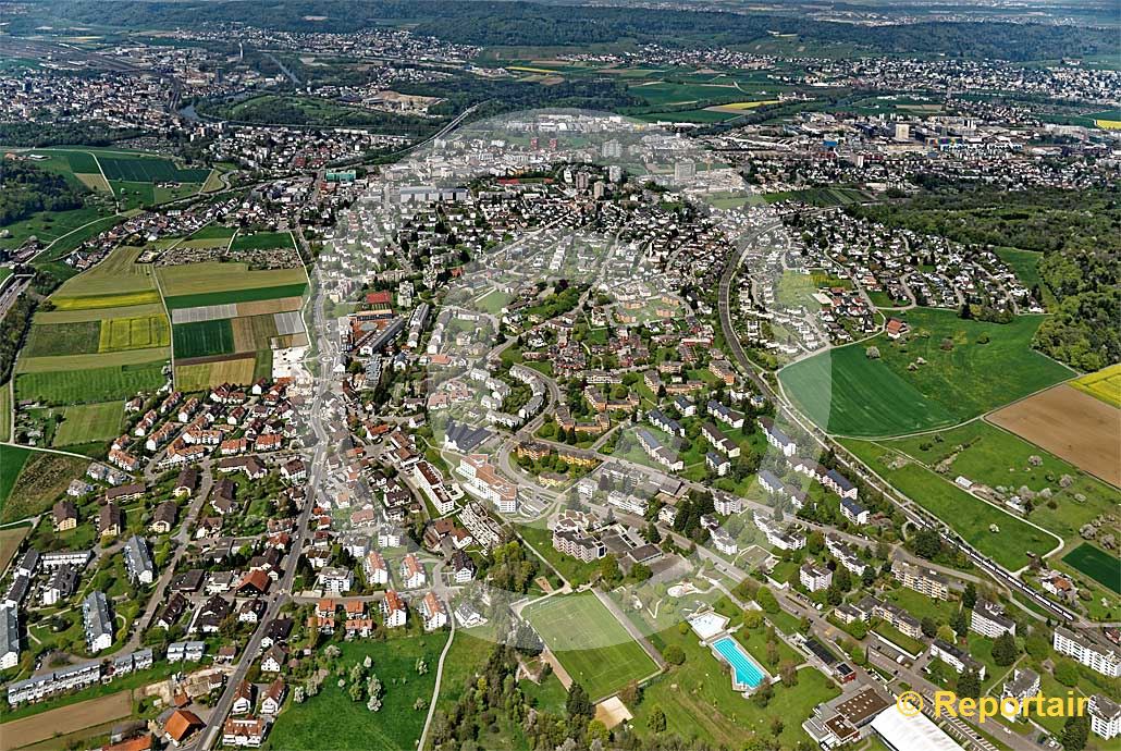 Foto: Auch Urdorf ZH gehört zum Bezirk Dietikon. (Luftaufnahme von Niklaus Wächter)