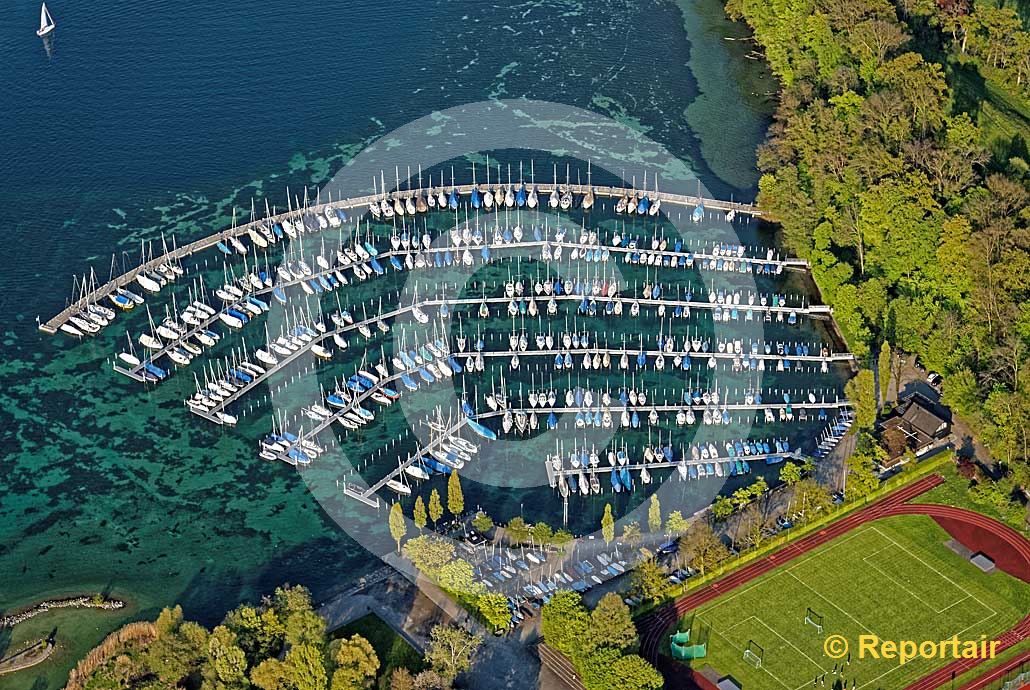 Foto: Der Segelbootshafen Luzern nach dem Umbau und der Erweiterung auf rund 650 Liegeplätze. (Luftaufnahme von Niklaus Wächter)