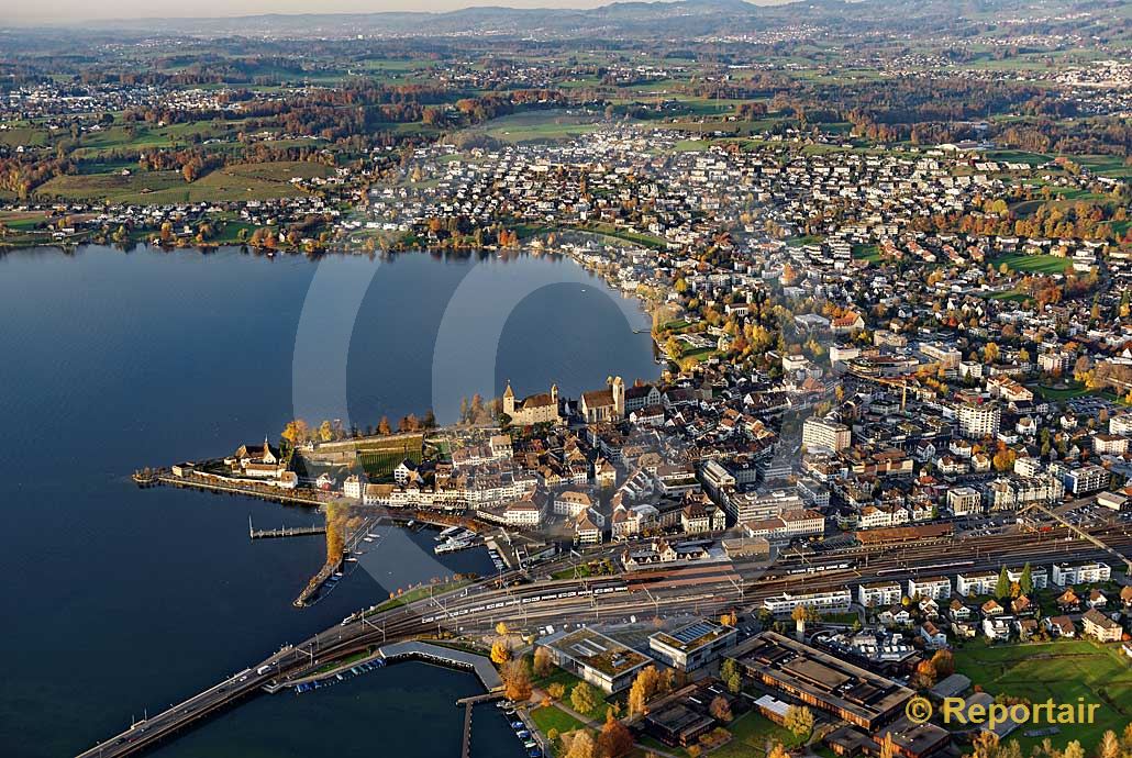 Foto: Rapperswil (SG) im Abendlicht. (Luftaufnahme von Niklaus Wächter)