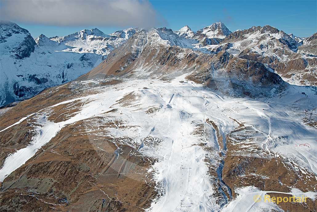 Foto: Eklatanter Schneemangel im Skigebiet Corviglia ob St.Moritz GR. (Luftaufnahme von Niklaus Wächter)