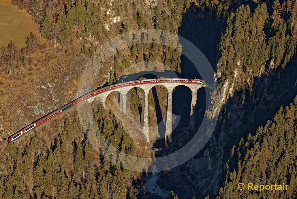 Foto: Das berühmte Landwasserviadukt bei Filisur GR. (Luftaufnahme von Niklaus Wächter)