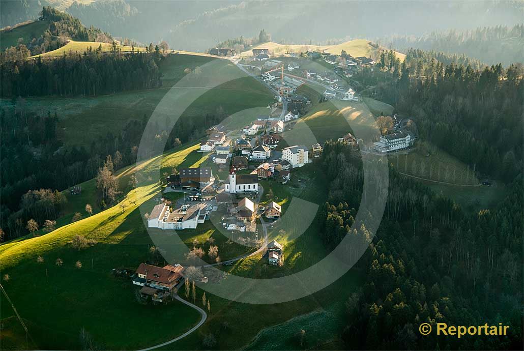 Foto: Menzberg im Napfgebiet LU. (Luftaufnahme von Niklaus Wächter)