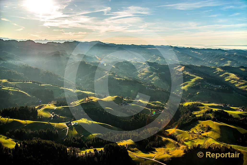 Foto: Die Napfregion in der Biosphäre Entlebuch. (Luftaufnahme von Niklaus Wächter)