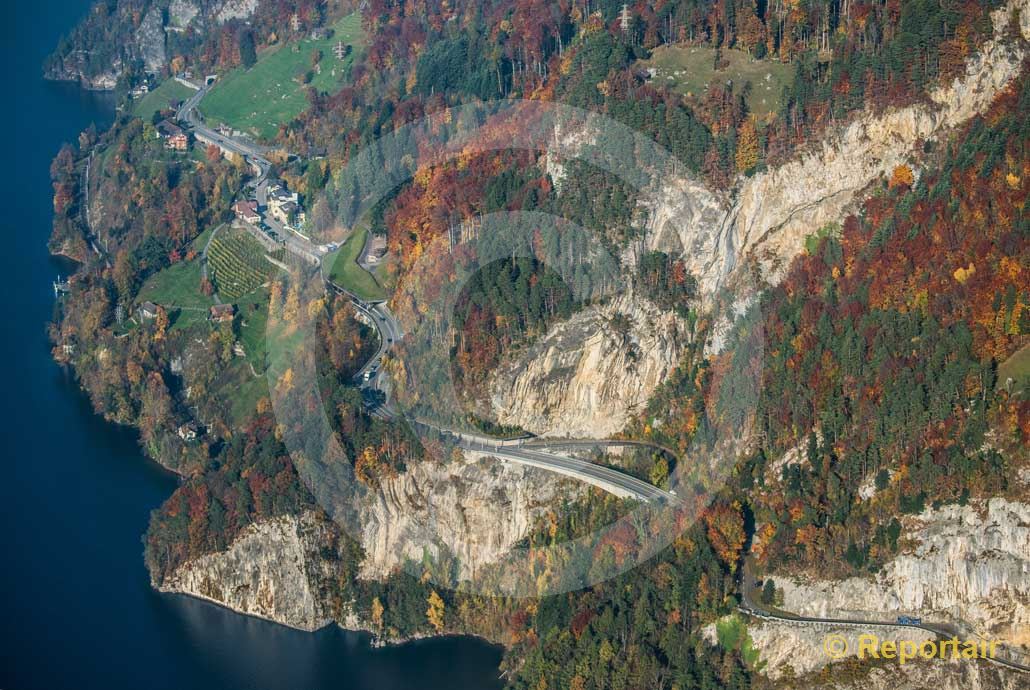 Foto: Die Axenstrasse mit der Tellsplatte. (Luftaufnahme von Niklaus Wächter)