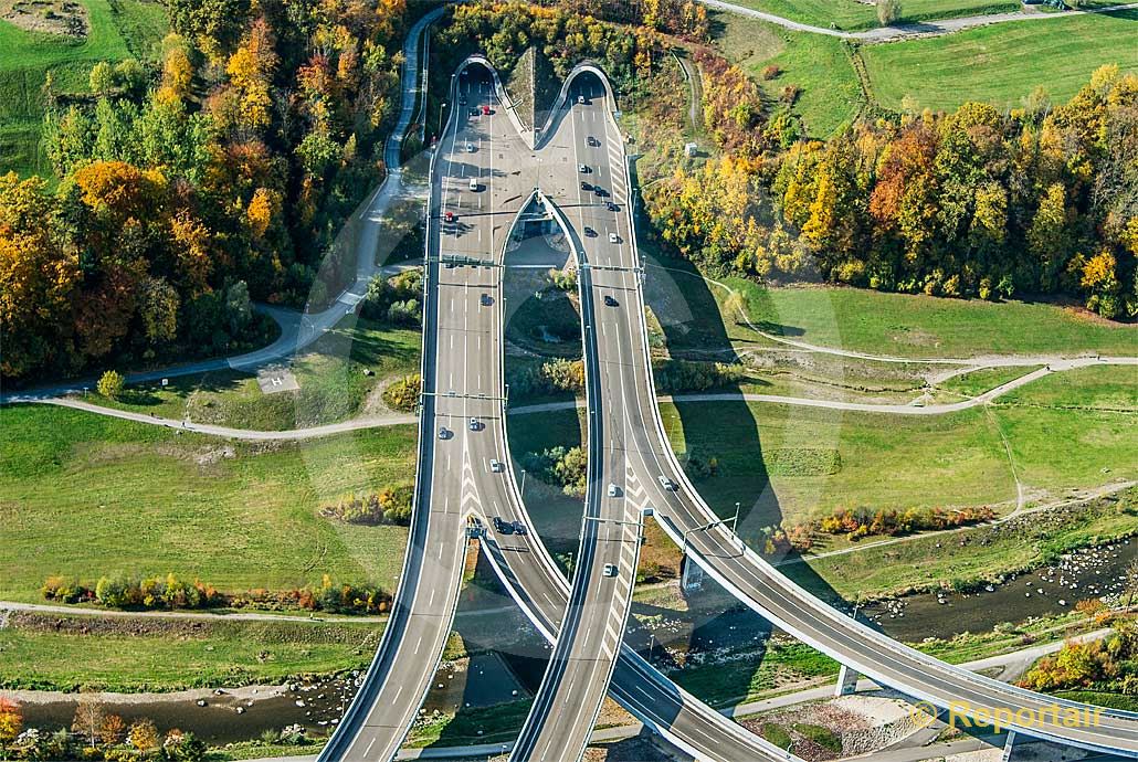 Foto: Farben und Symmetrie am Nordportal des Uetlibergtunnels ZH. (Luftaufnahme von Niklaus Wächter)