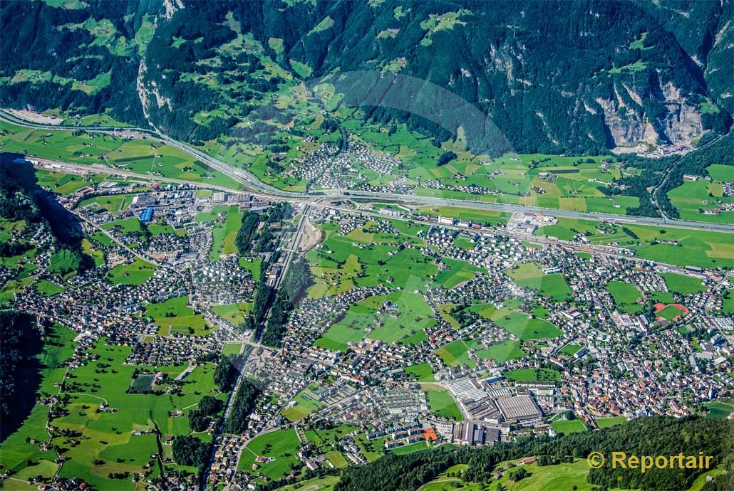 Foto: Zersiedlung des Talbodens bei Altdorf UR. (Luftaufnahme von Niklaus Wächter)