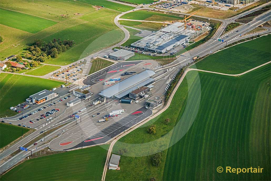 Foto: Autobahn-Grenzstelle Boncourt - Delle JU FR . (Luftaufnahme von Niklaus Wächter)