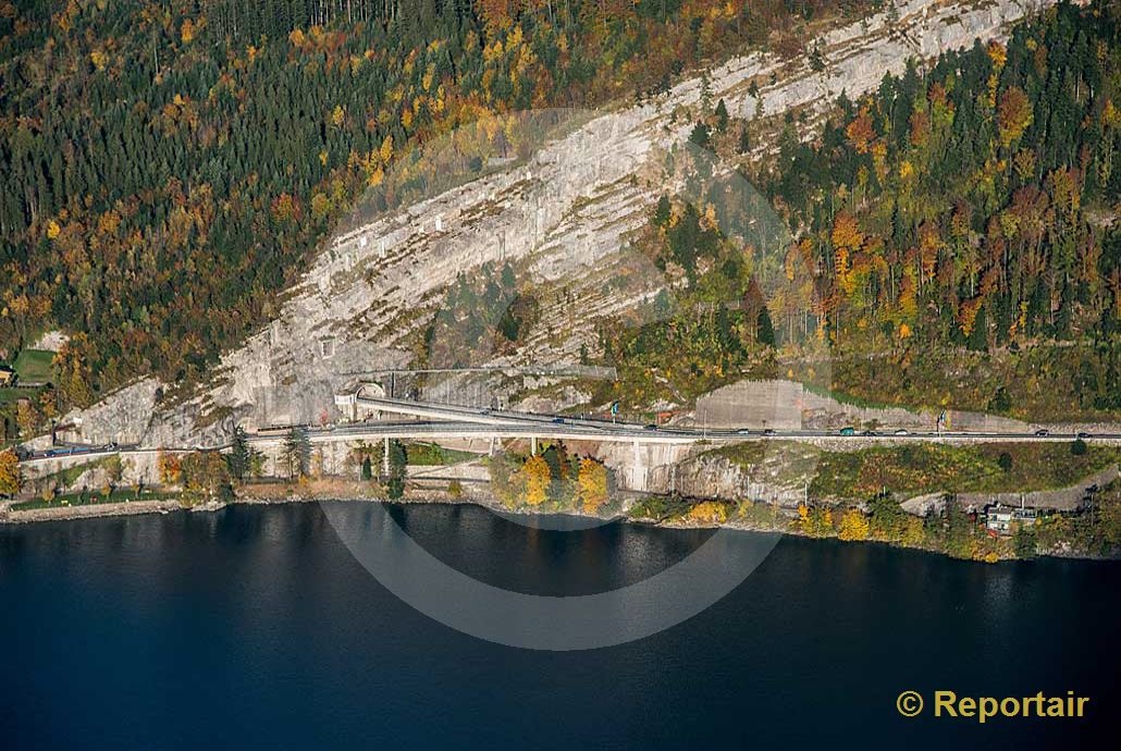 Foto: Die Axenstrasse bei Brunnen SZ. (Luftaufnahme von Niklaus Wächter)
