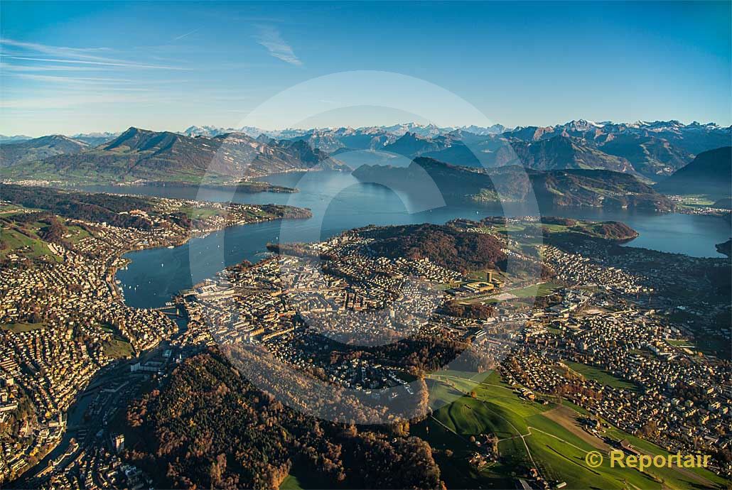 Foto: Luzern im Abendlicht. (Luftaufnahme von Niklaus Wächter)