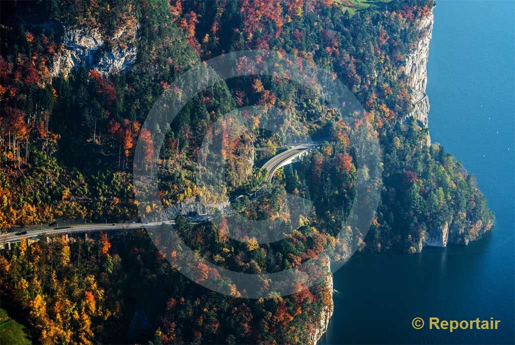 Foto: Die Axenstrasse Richtung Flüelen UR. (Luftaufnahme von Niklaus Wächter)