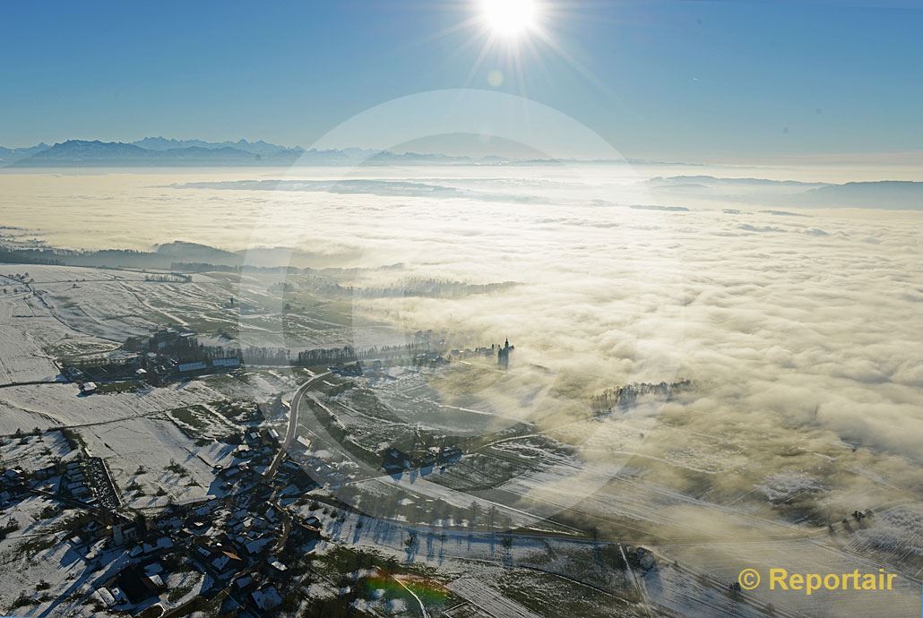 Foto: Flacher Strand am Nebelmeer beim luzernischen Oberschongau.. (Luftaufnahme von Niklaus Wächter)