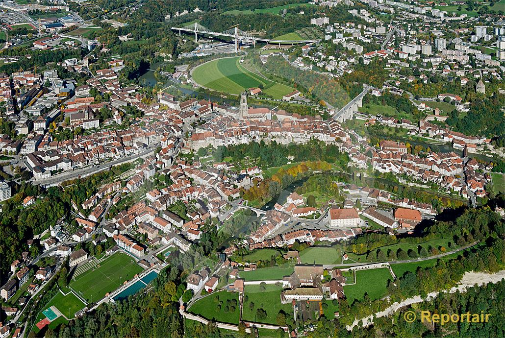 Foto: Fribourg oder Freiburg ist der Hauptort des Saanebezirks und des Kantons Freiburg.. (Luftaufnahme von Niklaus Wächter)
