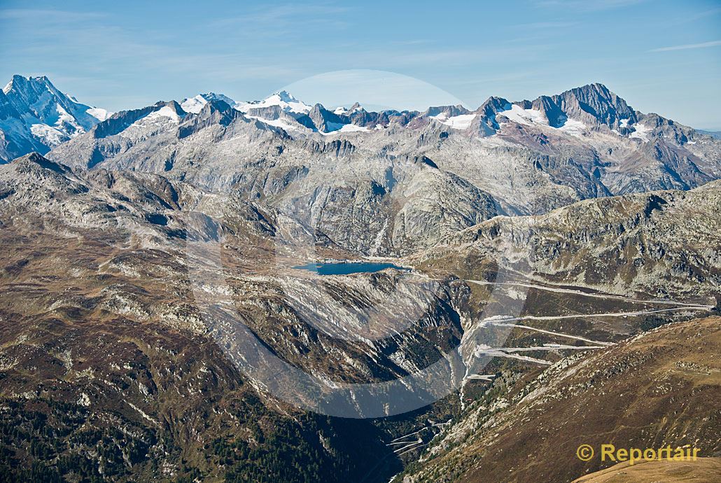 Foto: Der Grimselpass von Süden her gesehen. (Luftaufnahme von Niklaus Wächter)