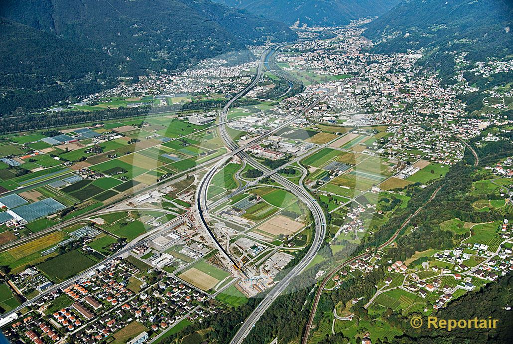 Foto: Zersiedelung und Verkehrsströme prägen die Magadinoebene unterhalb von Bellinzona (TI). (Luftaufnahme von Niklaus Wächter)