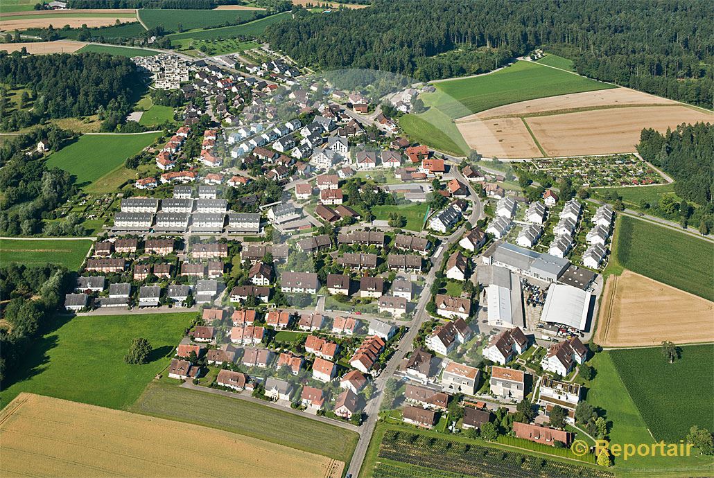 Foto: Mustergültige Besiedlung in Kindhausen (ZH). (Luftaufnahme von Niklaus Wächter)