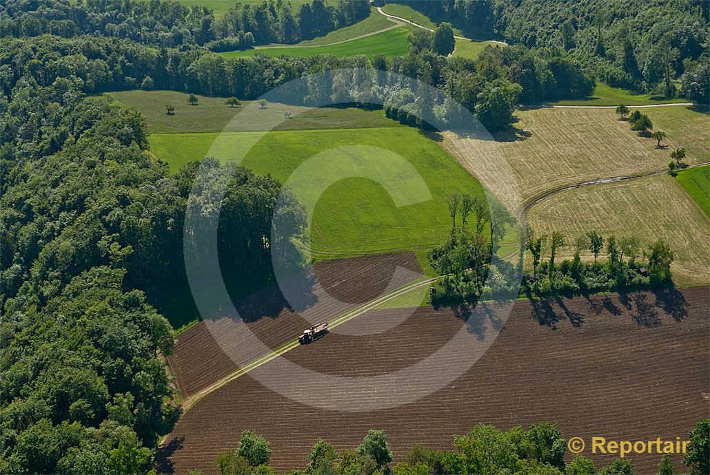 Foto: Feld-, Wiesen-und Waldlandschaft bei Duggingen (BL). .. (Luftaufnahme von Niklaus Wächter)