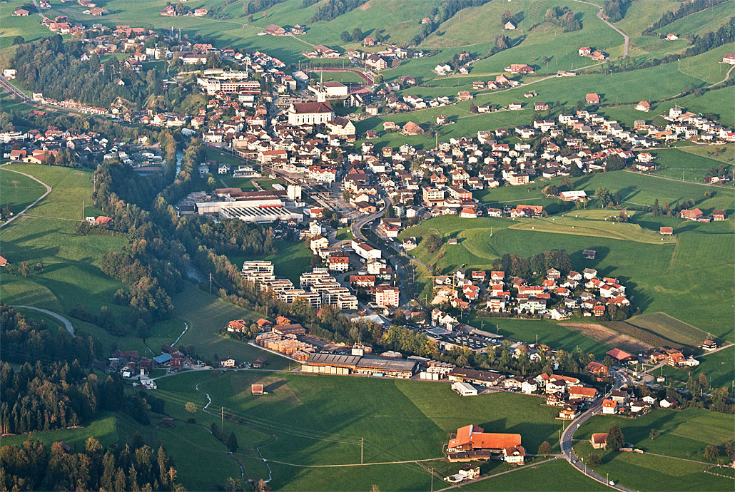 Foto: Schuepfheim im Entlebuch (LU). (Luftaufnahme von Niklaus Wächter)