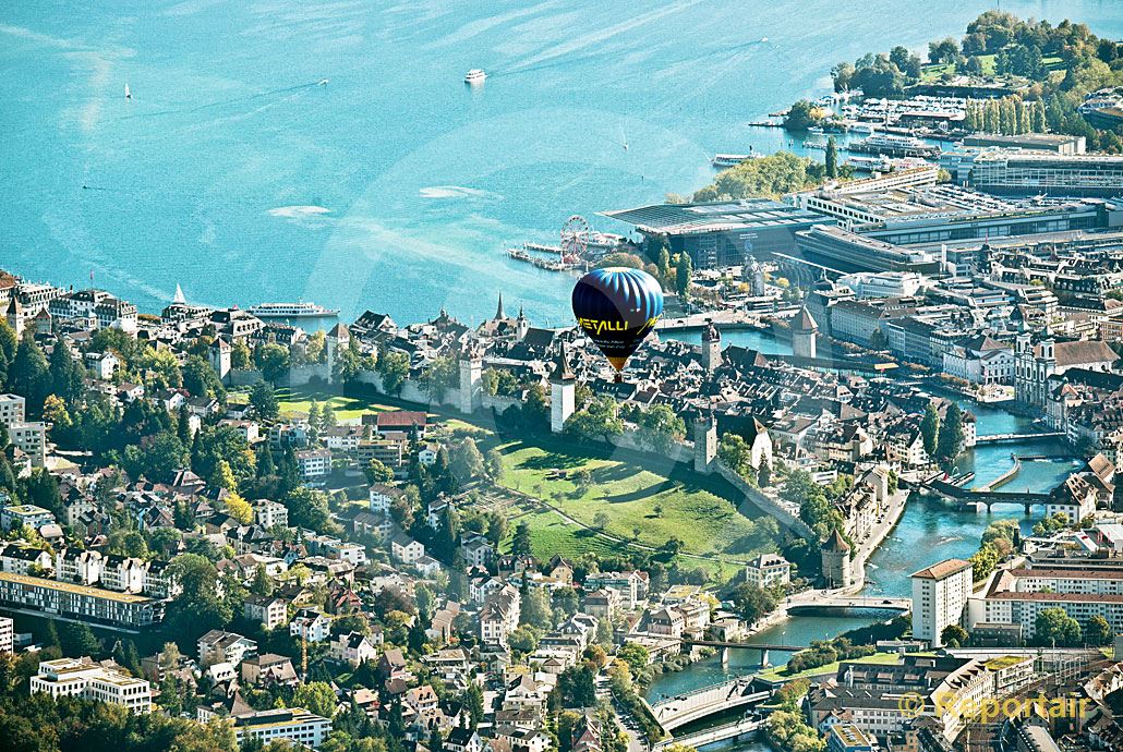 Foto: Ein Heissluftballon schwebt über der Stadt Luzern.. (Luftaufnahme von Niklaus Wächter)