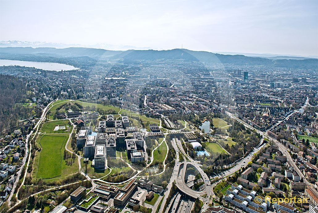 Foto: Die Universität Zürich am Irchel mit der Stadt Zürich im Hintergrund.. (Luftaufnahme von Niklaus Wächter)