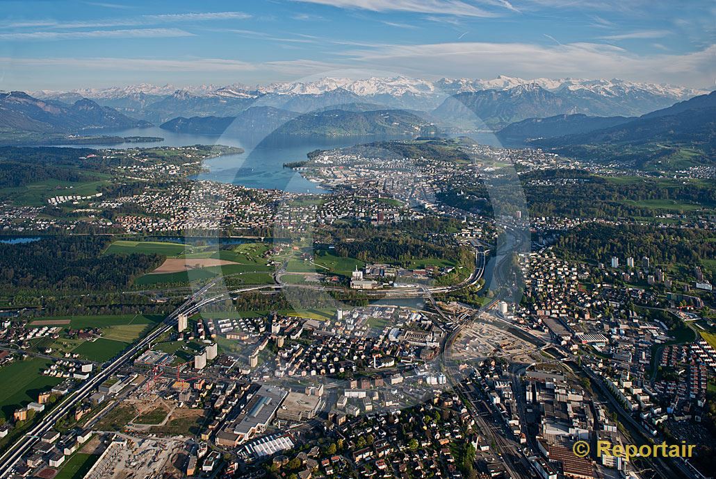 Foto: Luzern mir Emmenbrücke im Vordergrund.. (Luftaufnahme von Niklaus Wächter)