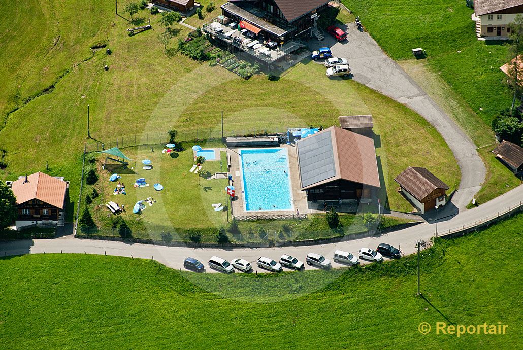 Foto: Die kleinste Schweizer Badi ist jene von Habkern (BE).. (Luftaufnahme von Niklaus Wächter)