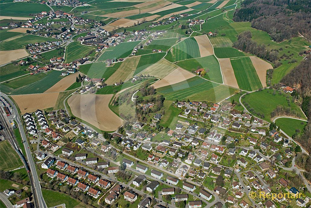 Foto: Durchdachte Besiedlung in Niederweningen ZH und krasse Zersiedlung im benachbarten Schneisingen AG im HIntergrund.. (Luftaufnahme von Niklaus Wächter)