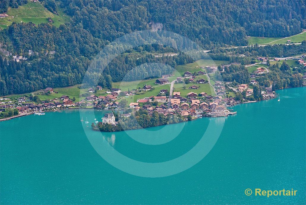 Foto: Iseltwald am Brienzersee mit seiner auffälligen Wasserfarbe.. (Luftaufnahme von Niklaus Wächter)