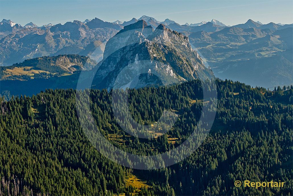 Foto: Ein Hauch von Urschweiz Blick von Norden gegen die beiden Mythen (SZ) und die Urner Berge.. (Luftaufnahme von Niklaus Wächter)