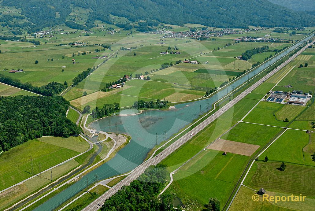 Foto: Der Linthkanal mit Renaturierungsbucht.. (Luftaufnahme von Niklaus Wächter)