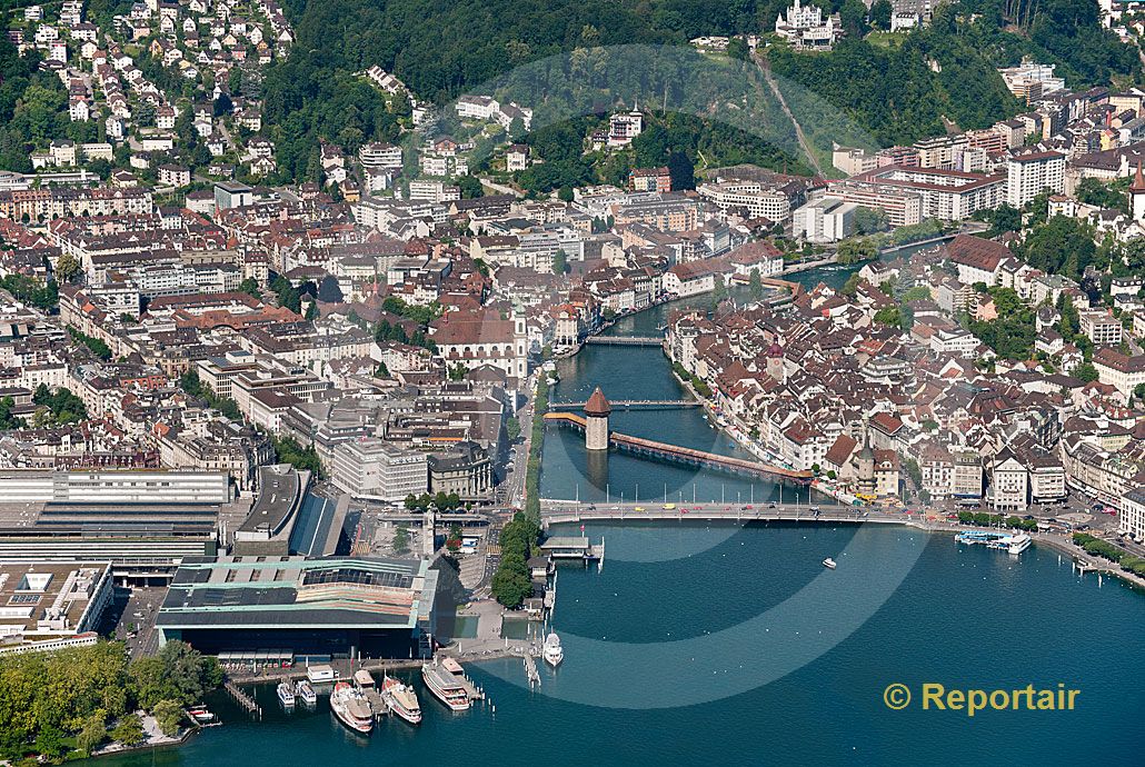 Foto: Touristisches Schmuckstück und Provinz-Metropole Luzern. (Luftaufnahme von Niklaus Wächter)