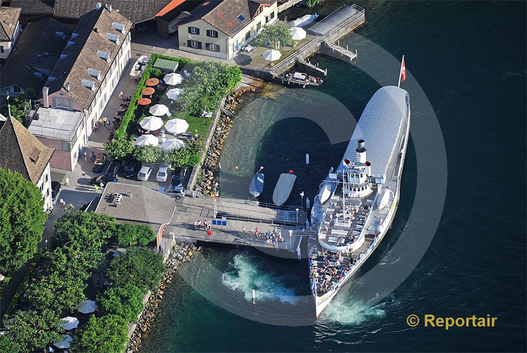 Foto: In Küsnacht (ZH) legt ein Zürichsee-Raddampfer an. (Luftaufnahme von Niklaus Wächter)