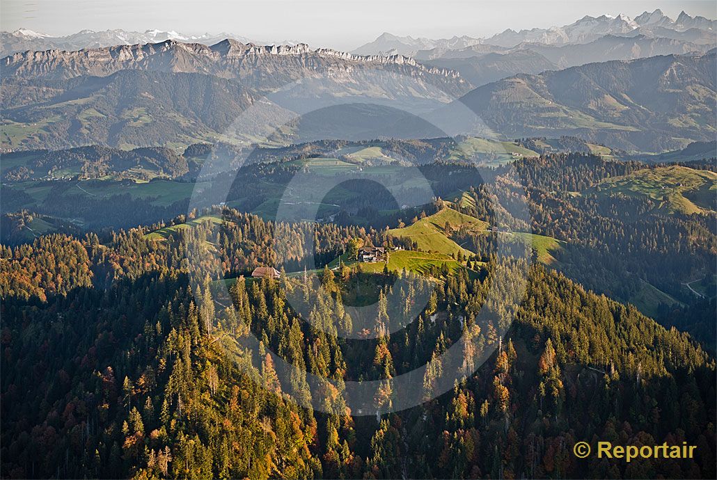 Foto: Der Napf ist ein beliebter Ausflugsberg. (Luftaufnahme von Niklaus Wächter)