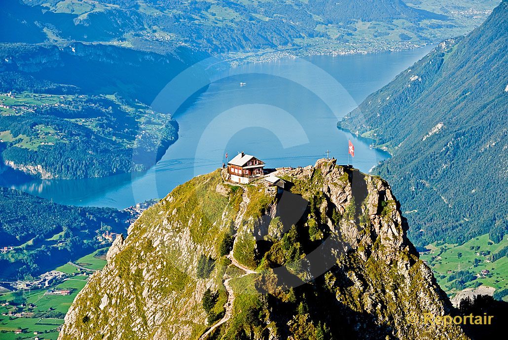 Foto: Atemberaubender Ausblick vom Grossen Mythen. (Luftaufnahme von Niklaus Wächter)